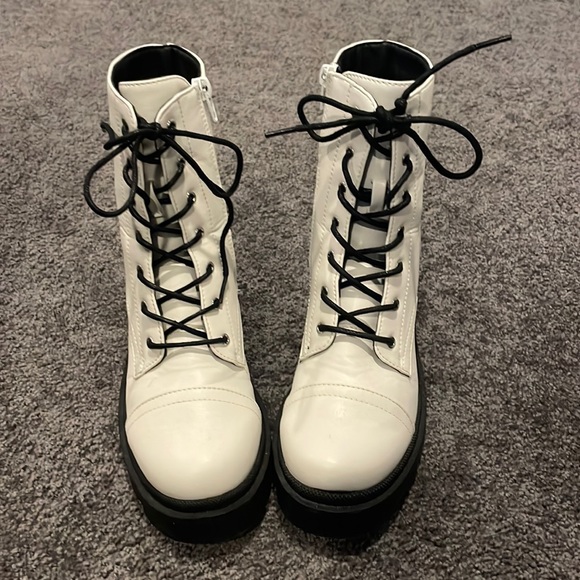 White Boots - Picture 1 of 4